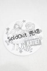 Katie / BADGE 76 round  COLLAGE WHITE H-24-11-02-1005-LO-ZA-KB-ZH