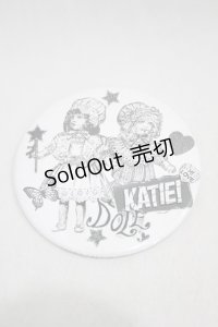 Katie / BADGE 76 round  COLLAGE WHITE H-24-11-02-1005-LO-ZA-KB-ZH