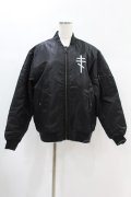 KRY CLOTHING / バックプリント中綿ブルゾン  黒 H-24-11-22-1034-EL-JA-KB-ZH