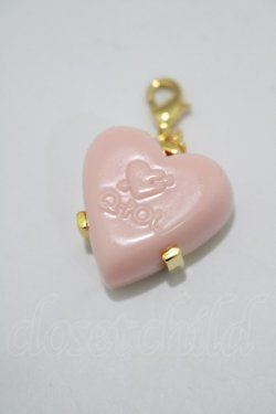 画像1: Q-pot. / Petit Arrow Heart Milky Strawberry Charm  ストロベリー H-25-02-20-062-QP-AC-KB-ZH