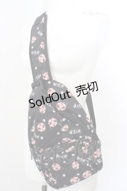 画像1: NieR Clothing / 総柄BODYBAG【狐面】  ブラック O-24-04-12-036-PU-BG-OW-ZT286