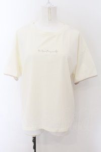 axes femme / 英字刺繍Tシャツ  オフシロ O-24-08-24-071-AX-TS-IG-ZT084