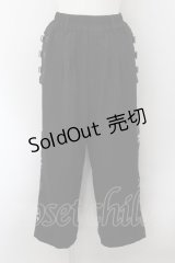 NieR Clothing / サイドベルトブロッキングワイドパンツ F ブラック×和柄九尾 O-24-10-08-004-PU-PA-OW-OS