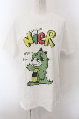 NieR Clothing / NieRちゃんTシャツ XL ホワイト×恐竜NieRちゃん O-24-12-14-041-PU-TS-IG-OS