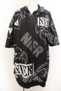 NieR Clothing / 転写pt半袖ZIPパーカー F ハートウイング（ブラック×ホワイト） O-24-12-18-086-PU-TO-OW-OS