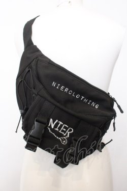 画像1: NieR Clothing / DESIGN刺繍2WAY BODY BAG  ブラック O-25-01-10-095-PU-BG-OW-OS