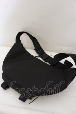 画像2: NieR Clothing / DESIGN刺繍2WAY BODY BAG  ブラック O-25-01-10-095-PU-BG-OW-OS