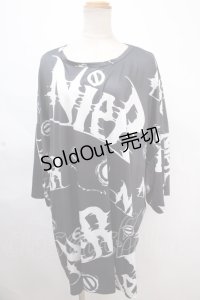 NieR Clothing / 総柄BIGプルオーバー  黒×白 Y-24-11-18-114-PU-TO-SZ-ZY