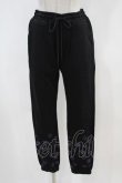 画像1: NieR Clothing / プリントSWEAT PANTS  黒 H-24-04-15-1028-PU-PA-KB-ZT383 (1)