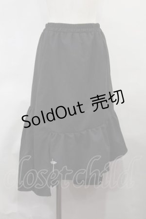画像: NieR Clothing / ロゴクロス刺繍アシメスカート  黒 H-24-06-20-011-PU-SK-KB-ZH