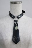 画像1: NieR Clothing / WINGチャーム付きPU LEATHER CHOKER  黒 H-24-08-25-078-PU-AC-KB-ZT208 (1)