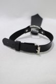 画像3: NieR Clothing / WINGチャーム付きPU LEATHER CHOKER  黒 H-24-08-25-078-PU-AC-KB-ZT208 (3)