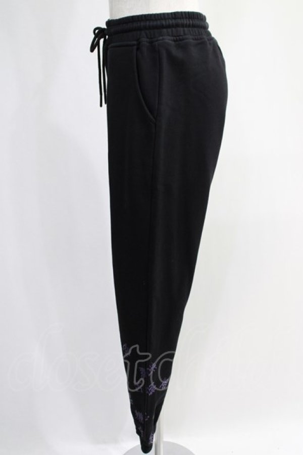 画像2: NieR Clothing / プリントSWEAT PANTS  黒 H-24-12-19-068-PU-PA-KB-ZH (2)