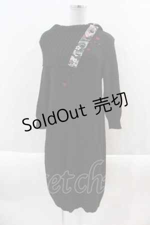 画像: gouk / サクラ刺繍ハイネックロングワンピース  黒Ｘ赤 I-24-09-22-095-GO-OP-HD-ZI