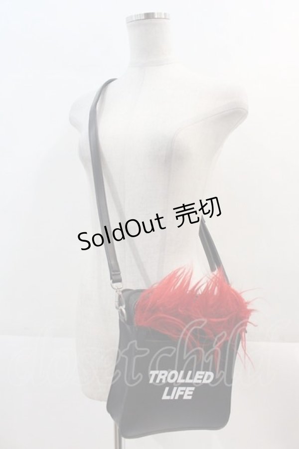 画像1: LAND by MILKBOY / TROLLS FURRED LEATHER BAG  黒Ｘ赤 I-24-11-22-075-MB-BG-HD-ZI (1)