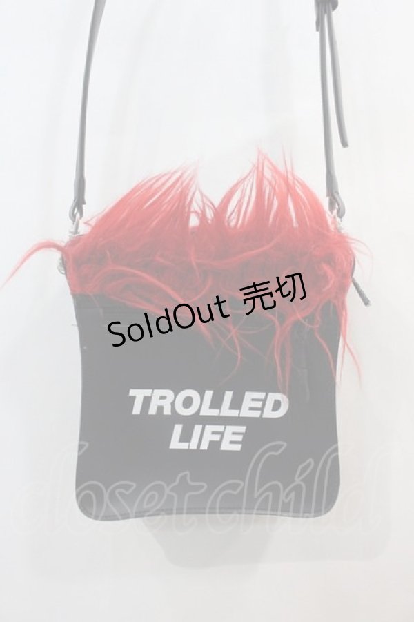 画像2: LAND by MILKBOY / TROLLS FURRED LEATHER BAG  黒Ｘ赤 I-24-11-22-075-MB-BG-HD-ZI (2)