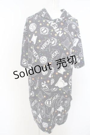 画像: NieR Clothing /フロントポケット付きNieR STAR 半袖パーカー F  O-24-01-24-003-PU-TO-IG-ZY