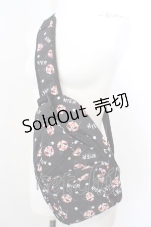 画像: NieR Clothing / 総柄BODYBAG【狐面】  ブラック O-24-04-12-036-PU-BG-OW-ZT286