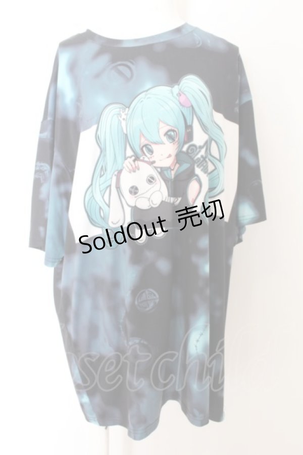 画像1: NieR Clothing / 初音ミク×NIERちゃん 総柄CUTSEW F ブラック×グリーン O-24-09-29-137-PU-TO-OW-OS (1)