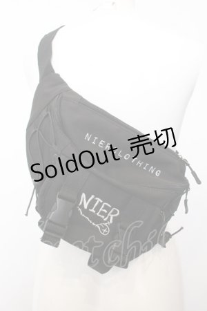 画像: NieR Clothing / DESIGN刺繍2WAY BODY BAG  ブラック O-25-01-10-095-PU-BG-OW-OS