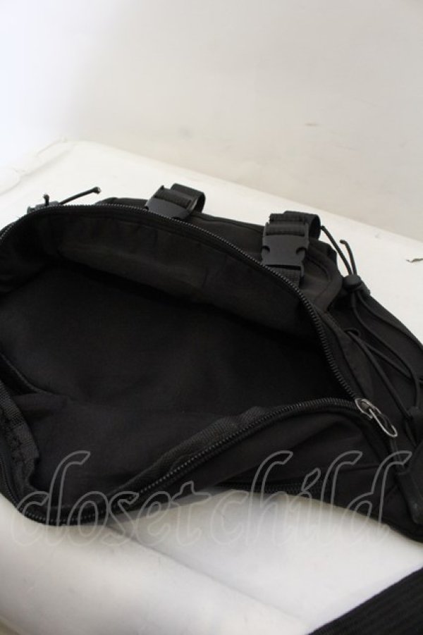 画像3: NieR Clothing / DESIGN刺繍2WAY BODY BAG  ブラック O-25-01-10-095-PU-BG-OW-OS (3)