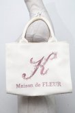 画像1: Maison de FLEUR / フラワーイニシャル刺繍トートバッグ  オフ S-24-11-11-018-LO-BG-HR-ZS (1)