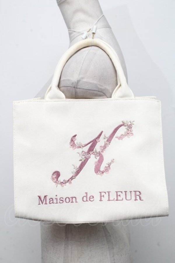 画像1: Maison de FLEUR / フラワーイニシャル刺繍トートバッグ  オフ S-24-11-11-018-LO-BG-HR-ZS (1)