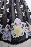 画像4: Angelic Pretty / Dreamy Night Cakesジャンパースカート  クロ Y-24-08-10-121-AP-OP-SZ-ZY (4)