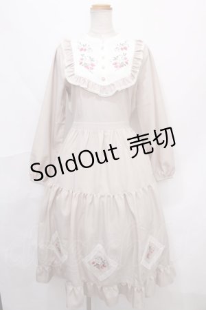 画像: axes femme POETIQUE / ブロッキングベリー刺繍ワンピース  ベージュ Y-24-09-15-089-AX-OP-AS-ZY